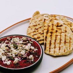 Rødbede hummus med fladbrød